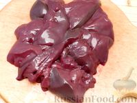 Фото приготовления рецепта: Говяжья печень, тушенная с черносливом и красным вином - шаг №4