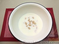 Фото приготовления рецепта: Толстые дрожжевые блины на молоке - шаг №3