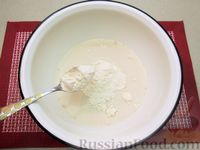 Фото приготовления рецепта: Толстые дрожжевые блины на молоке - шаг №4