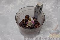 Фото приготовления рецепта: Шоколадно-ореховый десерт с финиками и кокосовой стружкой (брауни без выпечки) - шаг №4