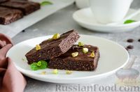 Фото приготовления рецепта: Шоколадно-ореховый десерт с финиками и кокосовой стружкой (брауни без выпечки) - шаг №12