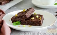 Фото к рецепту: Шоколадно-ореховый десерт с финиками и кокосовой стружкой (брауни без выпечки)