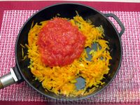 Фото приготовления рецепта: Суп с куриными фрикадельками, лапшой и помидорами - шаг №10