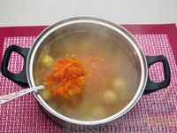 Фото приготовления рецепта: Суп с куриными фрикадельками, лапшой и помидорами - шаг №12