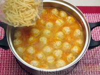 Фото приготовления рецепта: Суп с куриными фрикадельками, лапшой и помидорами - шаг №13
