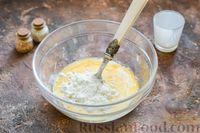 Фото приготовления рецепта: Омлет на кефире с плавленым сыром - шаг №5