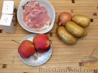 Фото приготовления рецепта: Картофель, запечённый с курицей и яблоками (в рукаве) - шаг №1