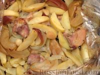Фото приготовления рецепта: Картофель, запечённый с курицей и яблоками (в рукаве) - шаг №8