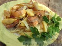 Фото приготовления рецепта: Картофель, запечённый с курицей и яблоками (в рукаве) - шаг №9