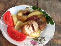 Фото приготовления рецепта: Картофель, запечённый с курицей и яблоками (в рукаве) - шаг №10