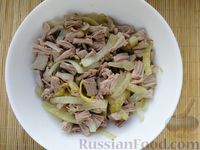 Фото приготовления рецепта: Слоёный салат с говядиной, картофелем, свёклой и орехами - шаг №6