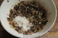 Фото приготовления рецепта: Жюльен из шампиньонов, в "лодочках" из картофеля - шаг №7