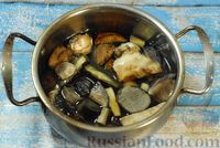 Фото приготовления рецепта: Говядина, тушенная с лесными грибами, маринованными огурцами, коньяком и йогуртом - шаг №3