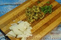 Фото приготовления рецепта: Говядина, тушенная с лесными грибами, маринованными огурцами, коньяком и йогуртом - шаг №5
