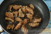 Фото приготовления рецепта: Говядина, тушенная с лесными грибами, маринованными огурцами, коньяком и йогуртом - шаг №6