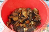 Фото приготовления рецепта: Говядина, тушенная с лесными грибами, маринованными огурцами, коньяком и йогуртом - шаг №8
