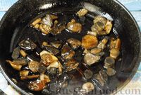 Фото приготовления рецепта: Говядина, тушенная с лесными грибами, маринованными огурцами, коньяком и йогуртом - шаг №9
