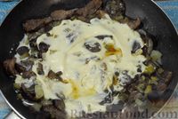 Фото приготовления рецепта: Говядина, тушенная с лесными грибами, маринованными огурцами, коньяком и йогуртом - шаг №13