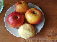Фото приготовления рецепта: Яблочный пирог со сметанной заливкой - шаг №6