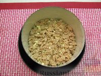 Фото приготовления рецепта: Слоёный салат с печенью трески, овощами, плавленым сыром и яблоком - шаг №7