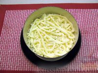 Фото приготовления рецепта: Слоёный салат с печенью трески, овощами, плавленым сыром и яблоком - шаг №10