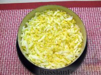 Фото приготовления рецепта: Слоёный салат с печенью трески, овощами, плавленым сыром и яблоком - шаг №11