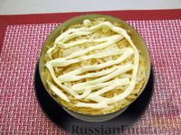 Фото приготовления рецепта: Слоёный салат с печенью трески, овощами, плавленым сыром и яблоком - шаг №14