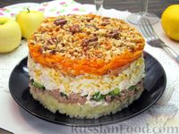 Фото приготовления рецепта: Слоёный салат с печенью трески, овощами, плавленым сыром и яблоком - шаг №17