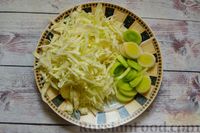 Фото приготовления рецепта: Сырный суп с мясными фрикадельками, капустой и сметаной - шаг №2
