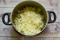 Фото приготовления рецепта: Сырный суп с мясными фрикадельками, капустой и сметаной - шаг №4