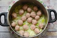 Фото приготовления рецепта: Сырный суп с мясными фрикадельками, капустой и сметаной - шаг №8