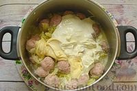 Фото приготовления рецепта: Сырный суп с мясными фрикадельками, капустой и сметаной - шаг №9