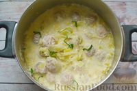 Фото приготовления рецепта: Сырный суп с мясными фрикадельками, капустой и сметаной - шаг №10