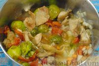 Фото приготовления рецепта: Рагу из куриного филе с болгарским перцем и брюссельской капустой - шаг №12