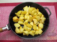 Фото приготовления рецепта: Капуста, тушенная с фасолью, картофелем и томатной пастой - шаг №9