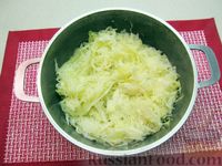 Фото приготовления рецепта: Капуста, тушенная с фасолью, картофелем и томатной пастой - шаг №7