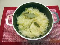 Фото приготовления рецепта: Капуста, тушенная с фасолью, картофелем и томатной пастой - шаг №11