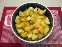 Фото приготовления рецепта: Капуста, тушенная с фасолью, картофелем и томатной пастой - шаг №12