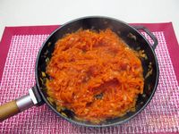 Фото приготовления рецепта: Капуста, тушенная с фасолью, картофелем и томатной пастой - шаг №19