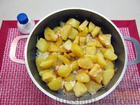 Фото приготовления рецепта: Капуста, тушенная с фасолью, картофелем и томатной пастой - шаг №13