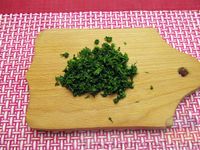 Фото приготовления рецепта: Минтай, тушенный в майонезе с зеленью укропа - шаг №5