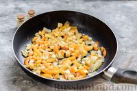 Фото приготовления рецепта: Рис с курицей и овощами в томатном соусе (на сковороде) - шаг №5