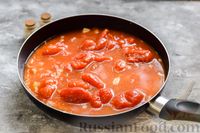 Фото приготовления рецепта: Рис с курицей и овощами в томатном соусе (на сковороде) - шаг №7