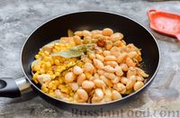 Фото приготовления рецепта: Куриное филе, тушенное с кукурузой и фасолью, в сливках - шаг №6