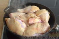 Фото приготовления рецепта: Курица, тушенная в пряном йогуртовом соусе, с кешью и изюмом - шаг №5