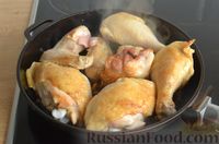 Фото приготовления рецепта: Курица, тушенная в пряном йогуртовом соусе, с кешью и изюмом - шаг №6