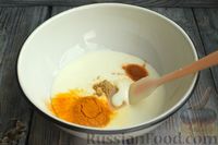 Фото приготовления рецепта: Курица, тушенная в пряном йогуртовом соусе, с кешью и изюмом - шаг №7