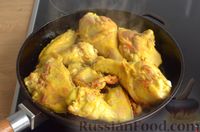 Фото приготовления рецепта: Курица, тушенная в пряном йогуртовом соусе, с кешью и изюмом - шаг №10