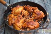 Фото приготовления рецепта: Курица, тушенная в пряном йогуртовом соусе, с кешью и изюмом - шаг №13