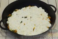 Фото приготовления рецепта: Картофельная запеканка с тыквой, шпинатом, сыром и сметаной - шаг №10